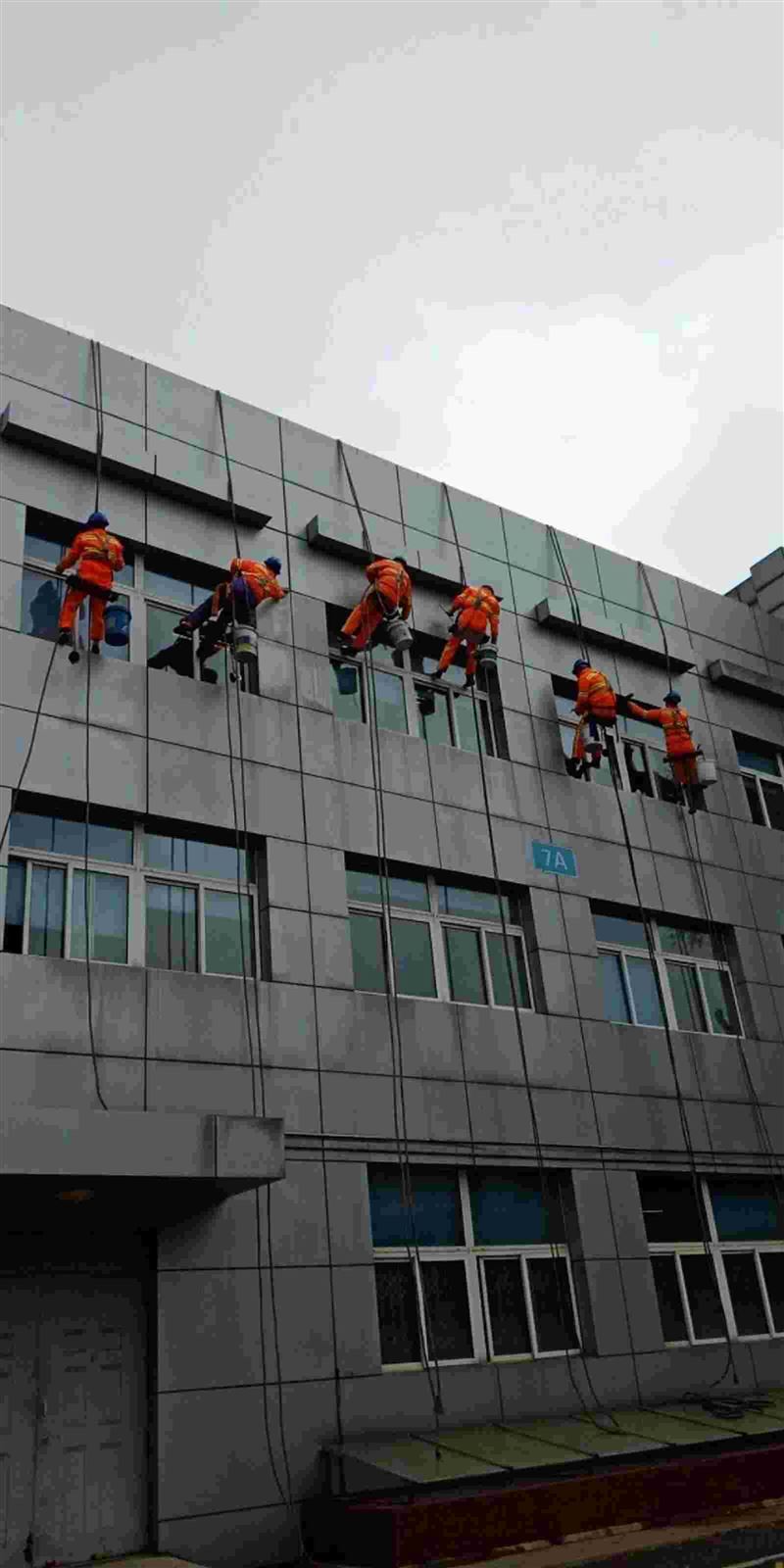专业高空外墙清洗 守护城市建筑颜值 —— 深圳市清新家园清洁服务有限公司