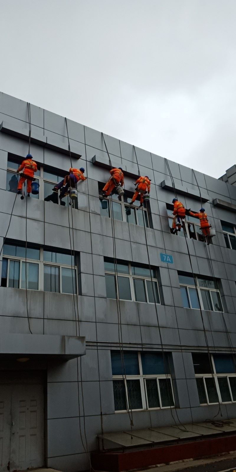 深圳龙岗外墙清洗 蜘蛛人高空作业施工